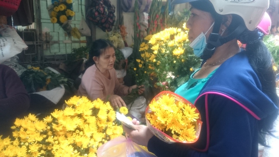 Đà Nẵng: Thị trường đồ cúng ông Táo kém sôi động - 4 Hoa cúc vàng được người dân chọn mua thắp hương ngày ông Táo về trời
