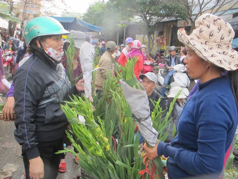 “Chen chân” sắm Tết trong phiên chợ ngày cuối năm - 3 Hoa lay ơn đắt khách trong phiên chợ Tết