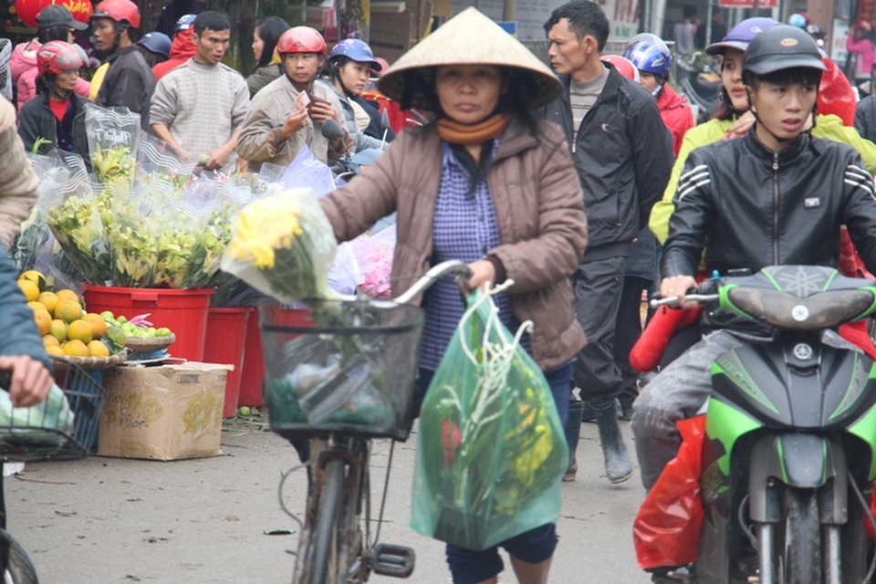 “Chen chân” sắm Tết trong phiên chợ ngày cuối năm - 24 “Chen chân” sắm Tết trong phiên chợ ngày cuối năm - 24