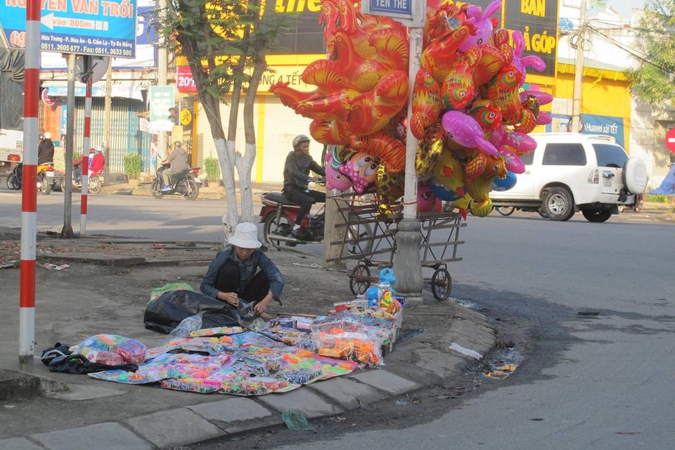Mùng một Tết, nắng trải vàng những con phố vắng - 3
Một người dân mưu sinh sớm sáng mùng một Tết