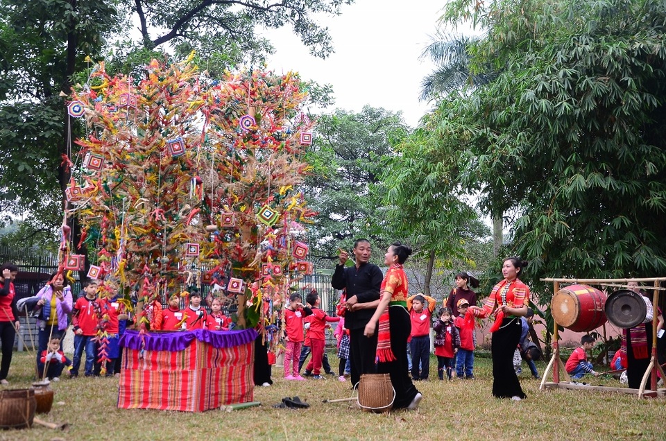 Trẻ nhỏ Hà Nội thích thú trải nhiệm tết vùng cao Tây Bắc - 2
Màn biểu diễn tái hiện điệu Xòe Chá – một sinh hoạt văn hóa tín ngưỡng của người dân tộc Thái ở Mộc Châu, Sơn La.