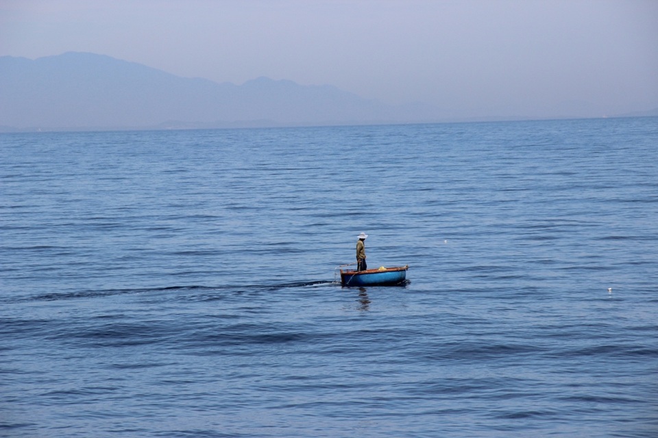 Hoạt động gần bờ nên ngư dân thường sử dụng thuyền công suất nhỏ hay thúng