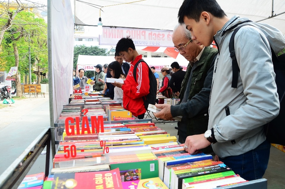 
Nhiều đầu sách cũ được bán đồng giá 10.000 đồng, 20.000 đồng hay giảm giá 50%, thu hút nhiều người yêu sách tới tìm và mua.
