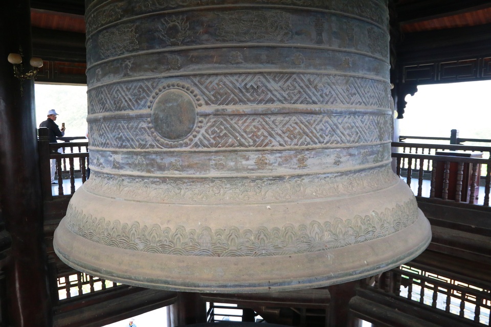 Trên thân của chiếc chuông đồng lớn nhất Việt Nam này có nhiều hoa văn, họa tiết mô phỏng từ các chuông cổ. Chuông chùa Bái Đính được dùng trong việc kinh kệ và thờ phụng. Ngoài Đại hồng chung, trong chùa còn có nhiều chiếc chuông nhỏ hơn tại các điện khác nhau.