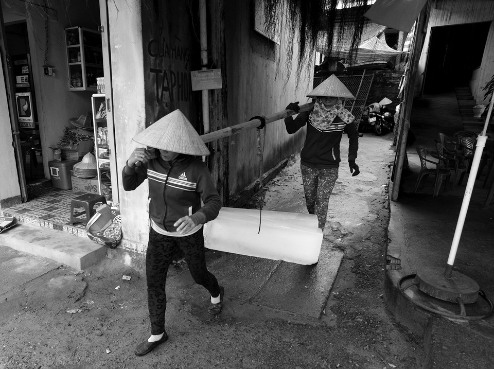 Nhọc nhằn những phụ nữ oằn mình gánh đá mưu sinh - 7 Trong những phu đá không phải ai cũng may mắn có niềm vui mong ngóng chồng con sau mỗi chuyến đi biển, nhiều người, chồng của họ đi biển mà không bao giờ trở về.