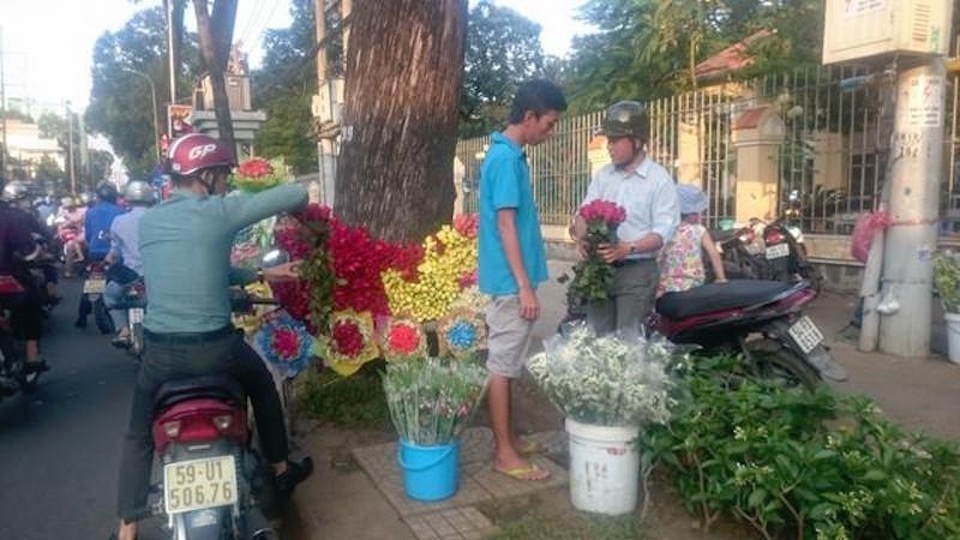 Sôi động thị trường hoa, quà tặng dịp lễ 8/3 - 2 Hoa tươi trên vỉa hè thuận tiện cho người mua