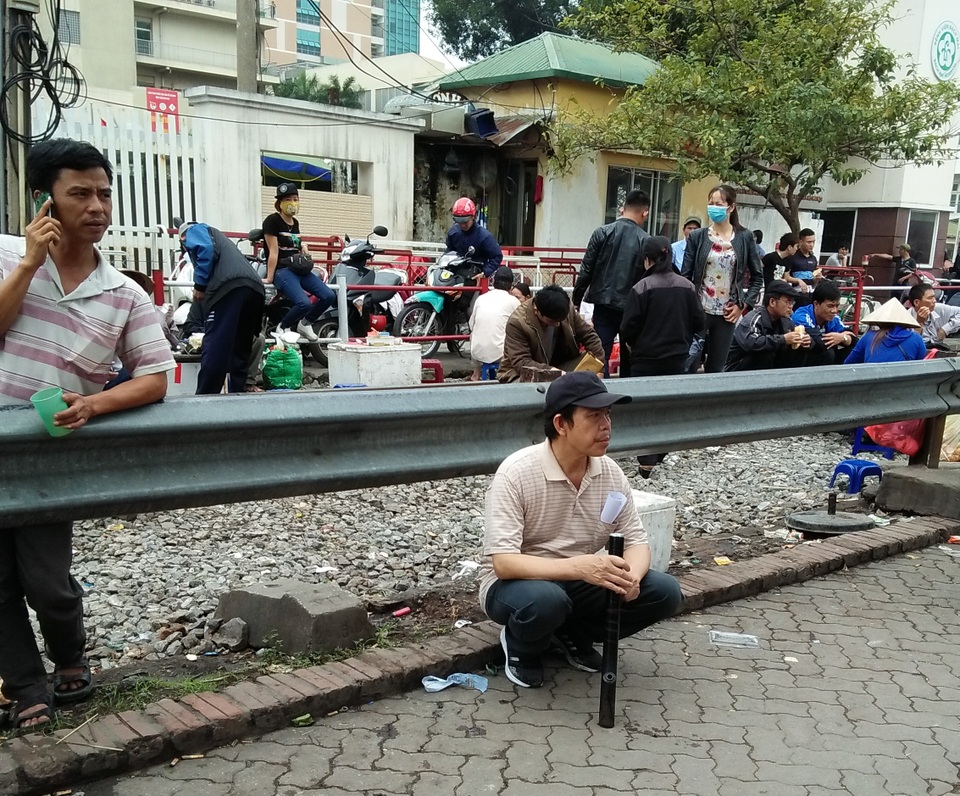 Hà Nội: Hãi hùng cảnh "họp chợ" trên đường ray tàu hỏa - 6 Người bán, người mua vô tư chui qua hàng rào bảo vệ đường sắt để mua bán