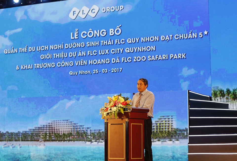 Quần thể du lịch nghỉ dưỡng sinh thái FLC đạt chuẩn 5 sao - 4 Ông Phan Cao Thắng – Phó chủ tịch thường trực UBND Tỉnh Bình Định chúc mừng Tập đoàn FLC