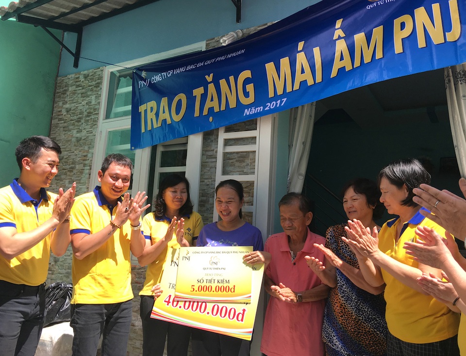 ​Gia đình chị Tạ Thúy Hồng nhận Mái Ấm PNJ trong niềm hân hoan, hạnh phúc