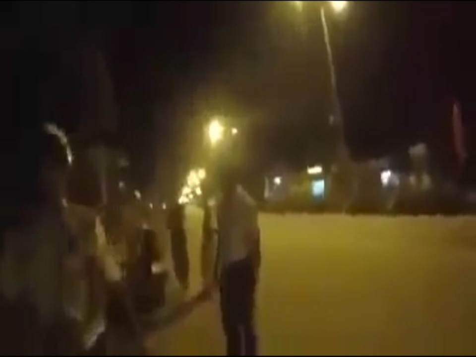 Tạm đình chỉ công tác Đội phó CSGT bị tố đánh người - 2 Người đàn ông mặc thường phục được ghi lại trong clip