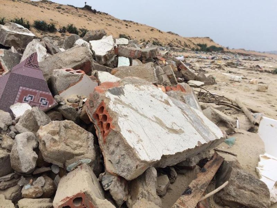 Bãi biển biến thành bãi rác khổng lồ - 7