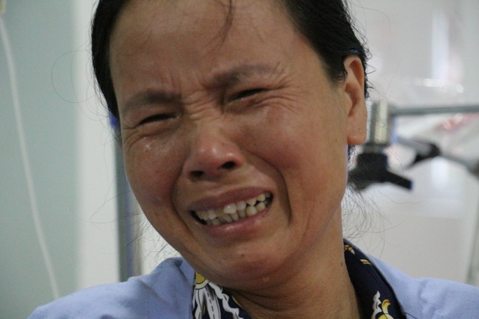 Nỗi đau đớn tột cùng của người mẹ chứng kiến cảnh con nằm bất động trên giường bệnh mà bất lực