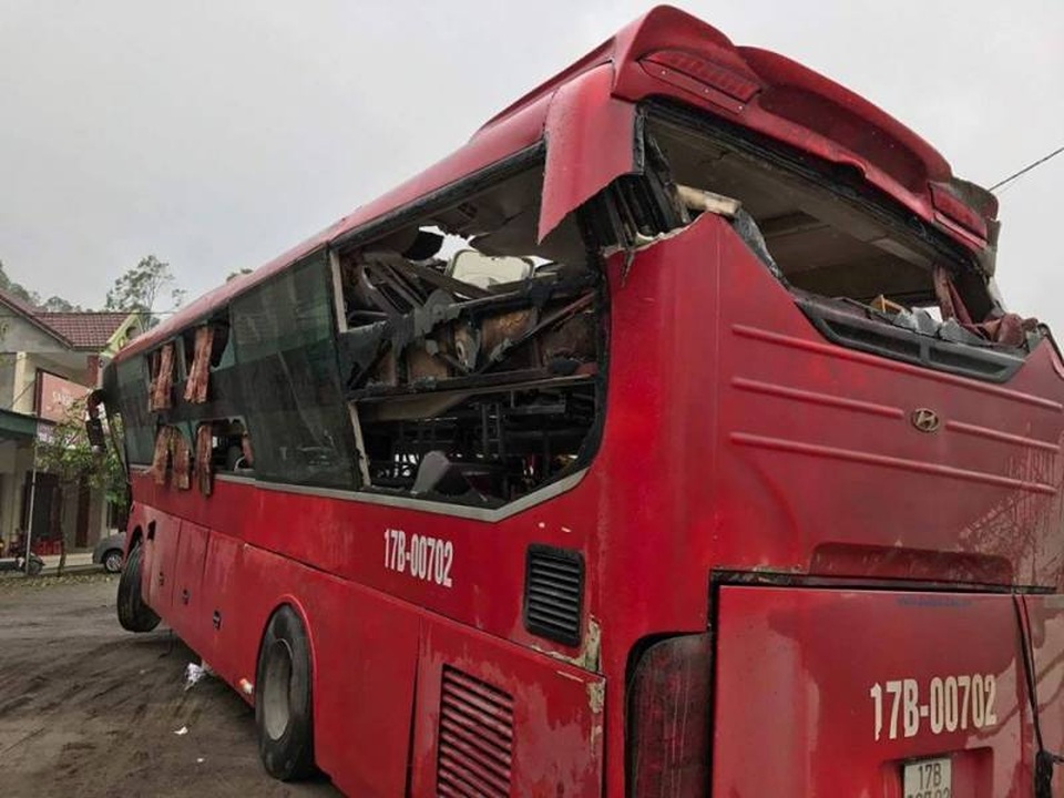 
Sau khi được cẩu lên, xe khách méo mó không còn nguyên dạng.
