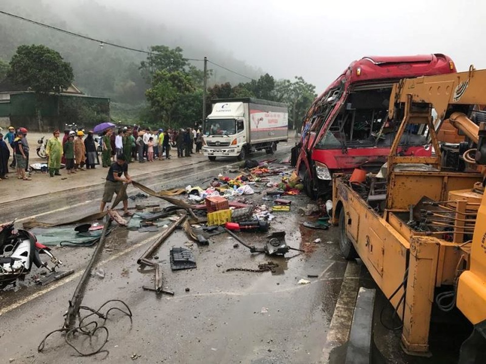 Hình ảnh hiện trường tan hoang của vụ lật xe khách - 2