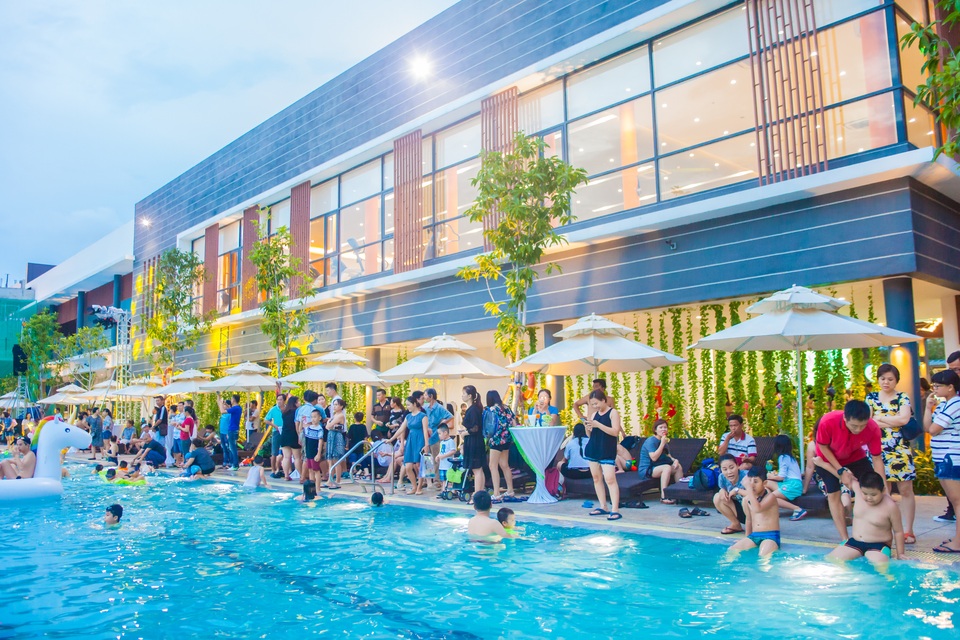Tận hưởng mùa hè 5 sao cùng lễ hội bóng nước “Bubble Wonderland Pool Party” - 2 Tận hưởng mùa hè 5 sao cùng lễ hội bóng nước “Bubble Wonderland Pool Party” - 2