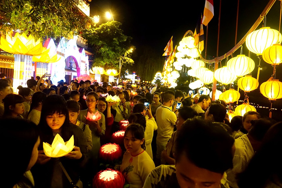 Hàng nghìn người Sài Gòn thả hoa đăng mừng lễ Phật đản - 3 Mỗi người tự viết lên những chiếc hoa đăng lời cầu may mắn và bình an trước khi thả xuống kênh.