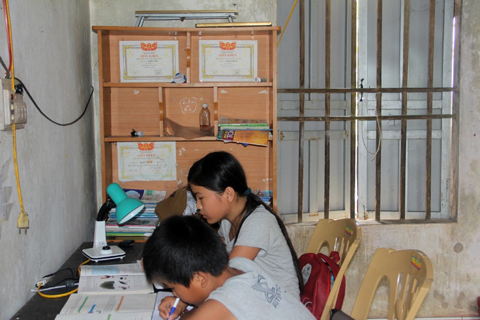 Hà khiến chúng tôi thực sự cảm động khi nói rằng sẽ cố gắng để giá sách của mình thêm nhiều giấy khen như thế.