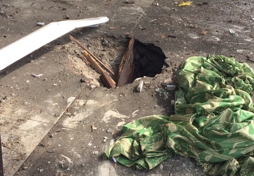 Nghi án ném “vật nổ” vào nhà dân - 3 Xuất hiện lỗ thủng lớn trước thềm nhà