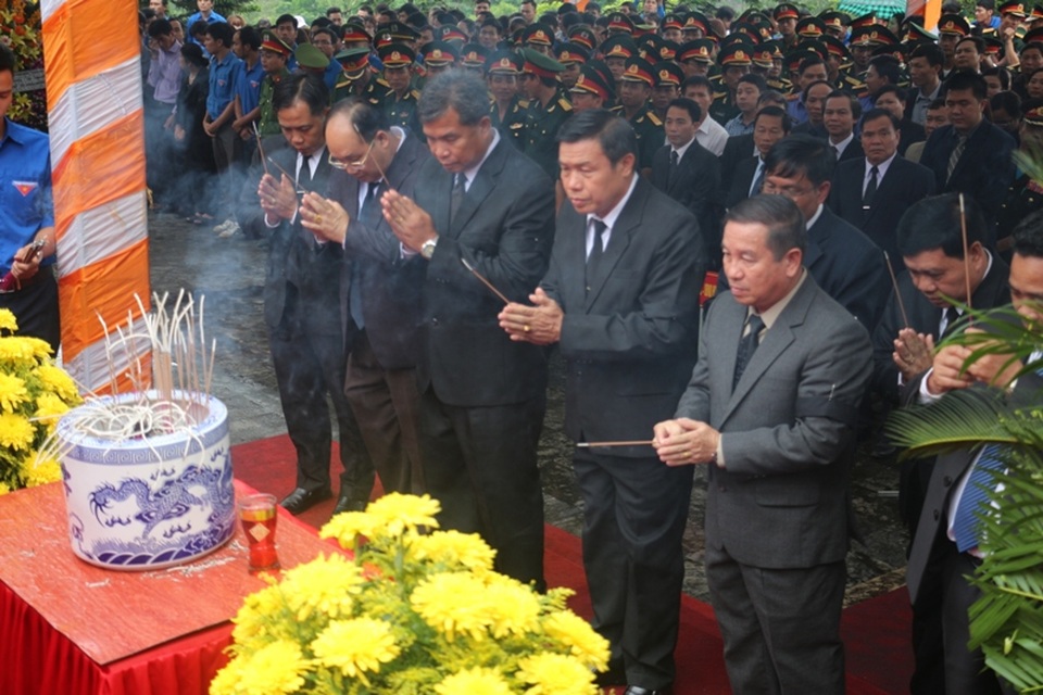 Xúc động ngày đón các liệt sĩ về đất mẹ - 5
Những người lính, đồng đội cùng người dân thắp hương tri ân công ơn to lớn của các liệt sĩ đã hy sinh vì nền hòa bình, độc lập.