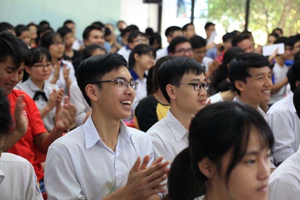 Học sinh đến từ các trường THPT miền Bắc có mặt tại buổi giao lưu tỏ ra hào hứng với những chia sẻ thú vị từ chuyên gia. Đây đều là những thông tin mới, có ích mà nhiều học sinh dù học chuyên Toán nhưng chưa có dịp tiếp cận.