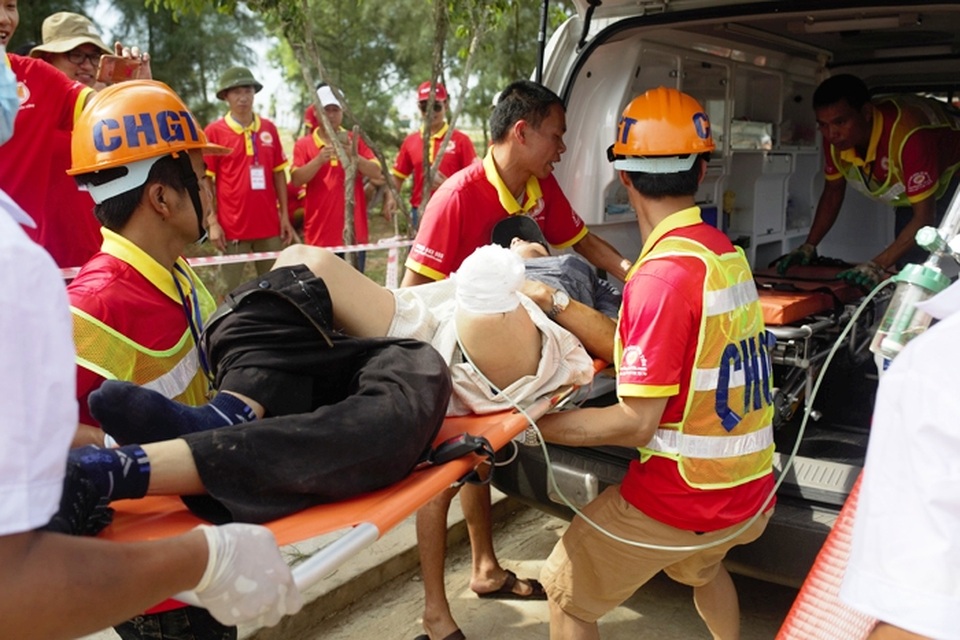 Hơn 100 đơn vị cứu hộ giao thông cùng "giải cứu một vụ tai nạn" - 3
... sau đó chuyển lên xe cứu thương đưa đến bệnh viện cấp cứu.