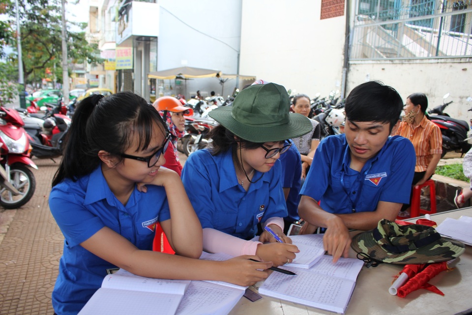 Giảng viên, học sinh đồng hành cũng sĩ tử “vượt vũ môn” - 3 Các học sinh THPT vừa tham gia tiếp sức mùa thi, trong thời gian rảnh đã giúp nhau học bài