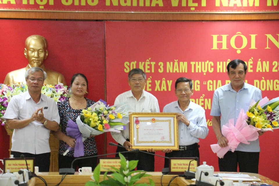 Hà Tĩnh có gần 177.000 gia đình hiếu học - 2 Thừa ủy quyền Chủ tịch nước, lãnh đạo tỉnh trao tặng Huân chương Độc lập hạng Nhì cho Hội Khuyến học Hà Tĩnh