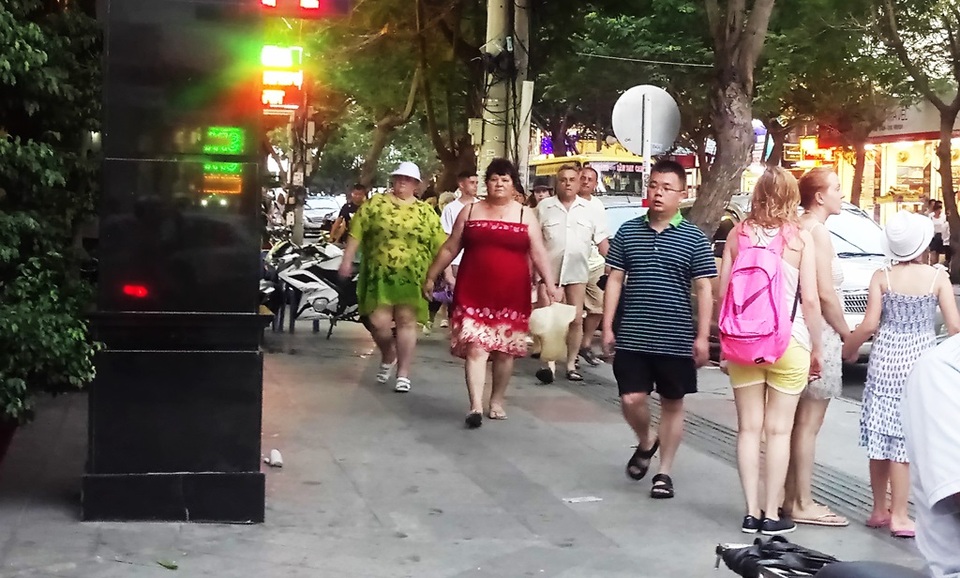 Du khách Nga trên “phố Tây” Nha Trang, chiều 30/6