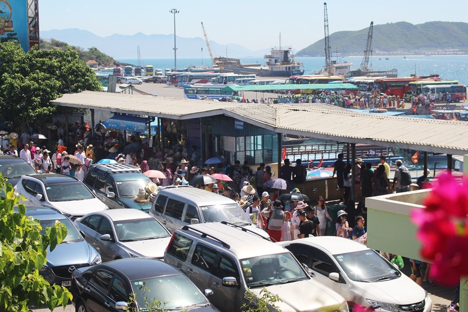 Nha Trang: “Tăng ca” lao động du lịch để đón khách Trung Quốc - 2 Du khách tăng đột biến ở bến tàu du lịch Cầu Đá (TP Nha Trang) thời gian gần đây, trong đó có một lượng lớn khách Trung Quốc