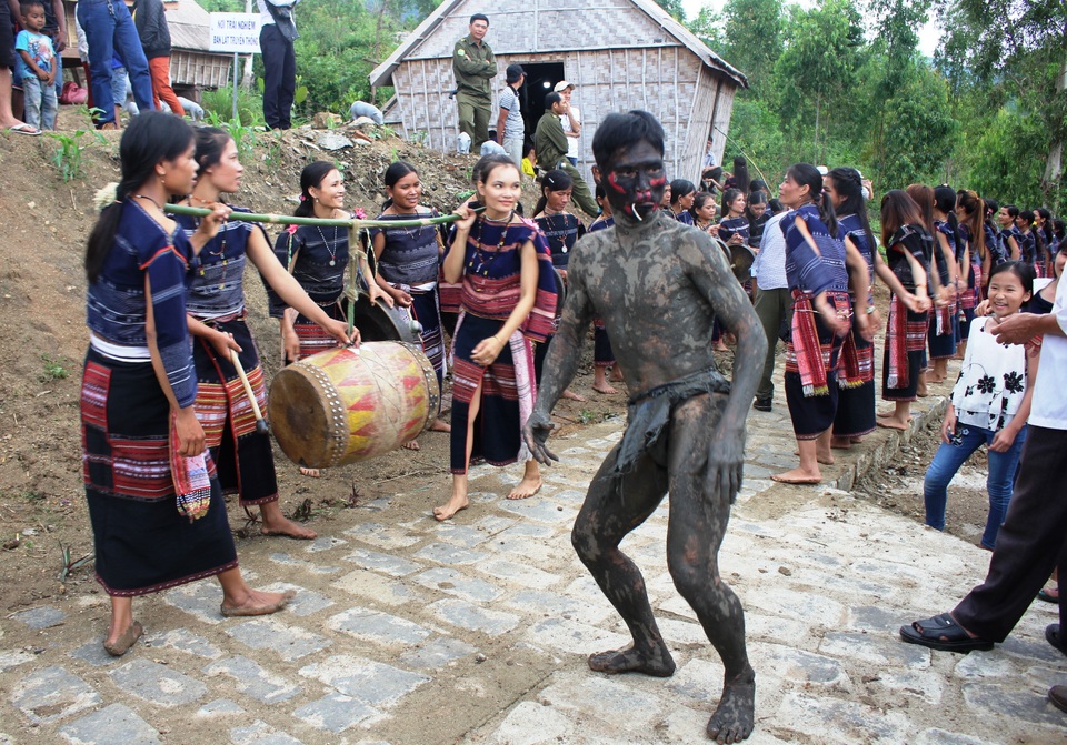 Mãn nhãn với màn múa cồng chiêng của người Banar - 2
Màn múa mừng lúa mới, xua đuổi tà ma của người Banar