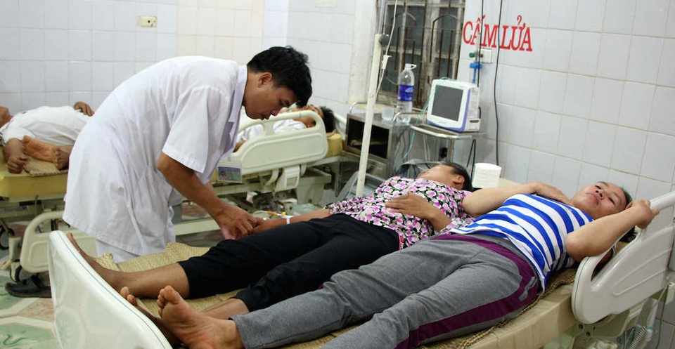 10 người nhập viện sau ăn... nấm giữa rừng sâu - 1 Bác sĩ đang chuyền giải độc cho các nạn nhân.