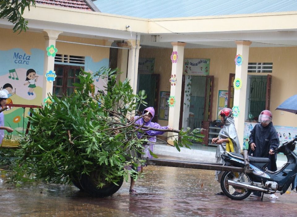 Miền Trung bắt đầu mưa, dân hối hả chạy "siêu bão" - 2 Miền Trung bắt đầu mưa, dân hối hả chạy "siêu bão" - 2