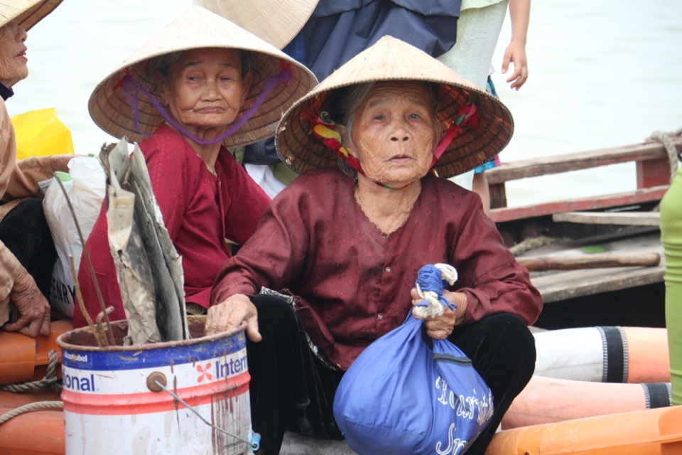 Người dân ốc đảo chạy qua sông trốn bão - 6