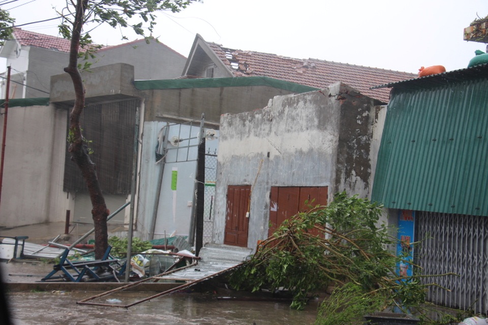 Ngổn ngang nơi tâm bão số 10 đổ bộ - 4