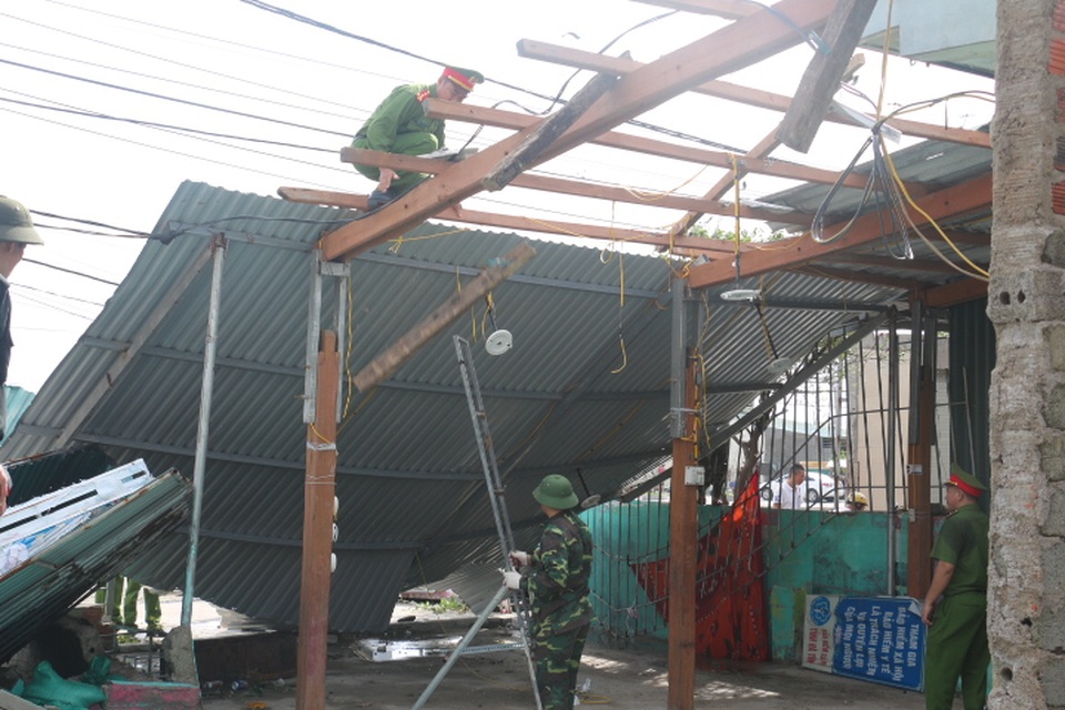 Công an, bộ đội hối hả giúp dân vùng tâm bão - 5 Công an, bộ đội hối hả giúp dân vùng tâm bão - 5