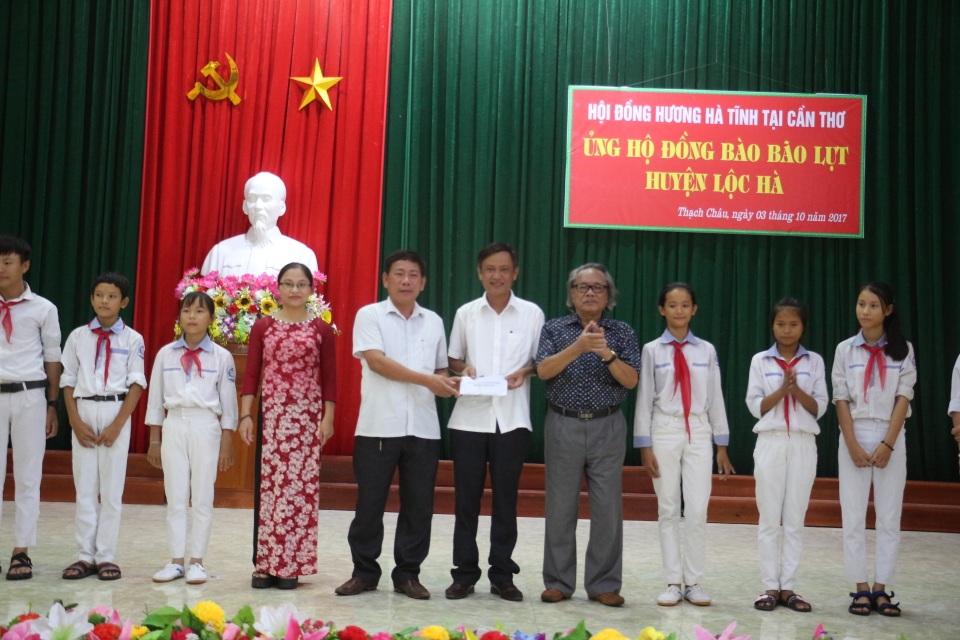 Hội đồng hương Hà Tĩnh tại Cần Thơ hướng về người dân vùng bão - 6 Và trao 40 triệu đồng cho Trường THCS Mỹ Châu (xã Thạch Châu, huyện Lộc Hà)