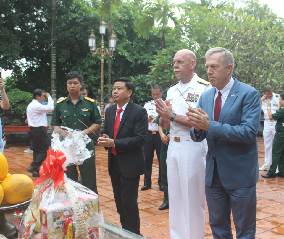 Đại sứ Mỹ đọc “Nam quốc sơn hà” khi thăm di tích sông Bạch Đằng - 11 Đại sứ Osius cho biết ông rất cảm động và ấn tượng khi có cơ hội tìm hiểu về lịch sử Việt Nam thông qua chuyến thăm tới khu di tích Bạch Đằng Giang.