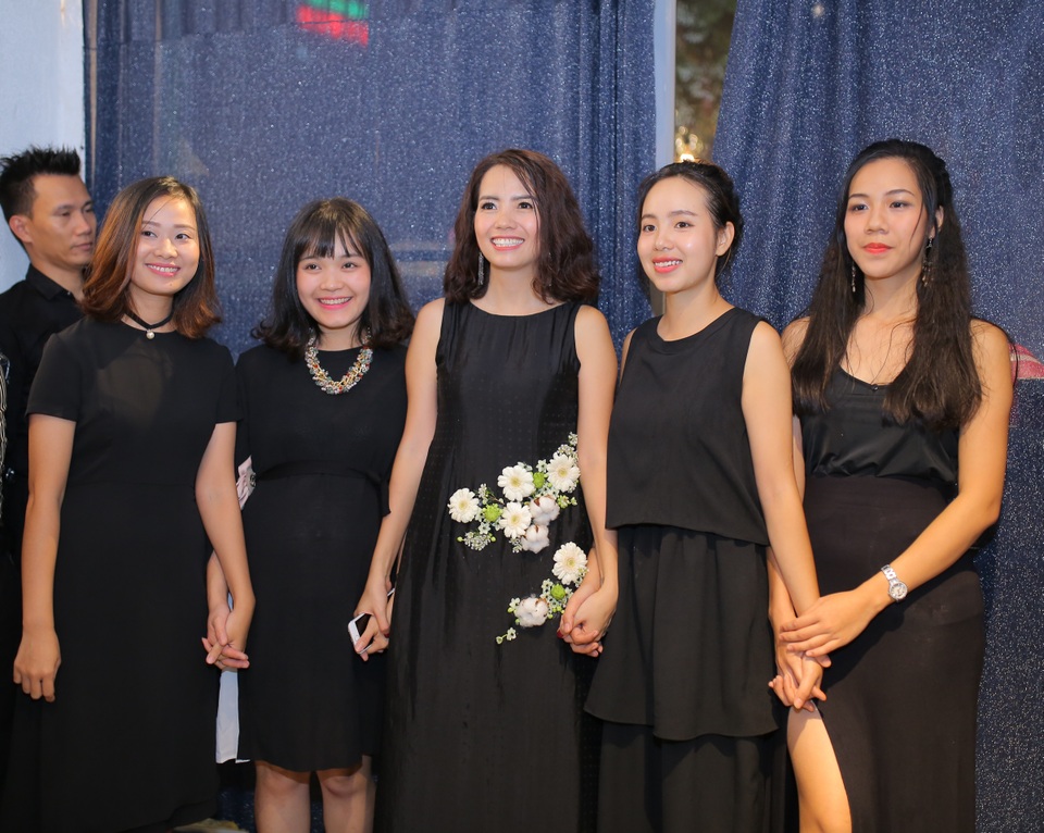 Ấn tượng triển lãm hoa tươi nghệ thuật "Thu gọi" - 4
Các tác giả tham gia trưng bày sản phẩm tại triển lãm Thu Gọi bao gồm: Hạnh Mi, Chi Nguyễn, Phượng Krystine Nguyễn, Ngọc Cine, Hiền Chip