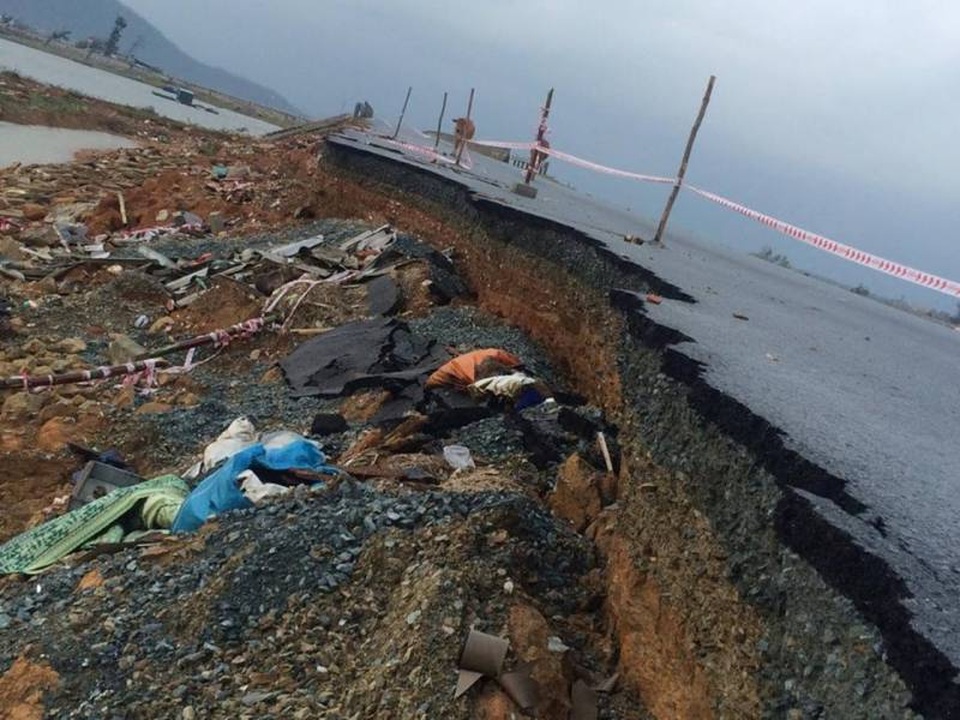 Con đường hàng chục tỷ đồng “tan hoang” sau bão - 1
Nhiều đoạn bị sụt lún, sạt lở nghiêm trọng.