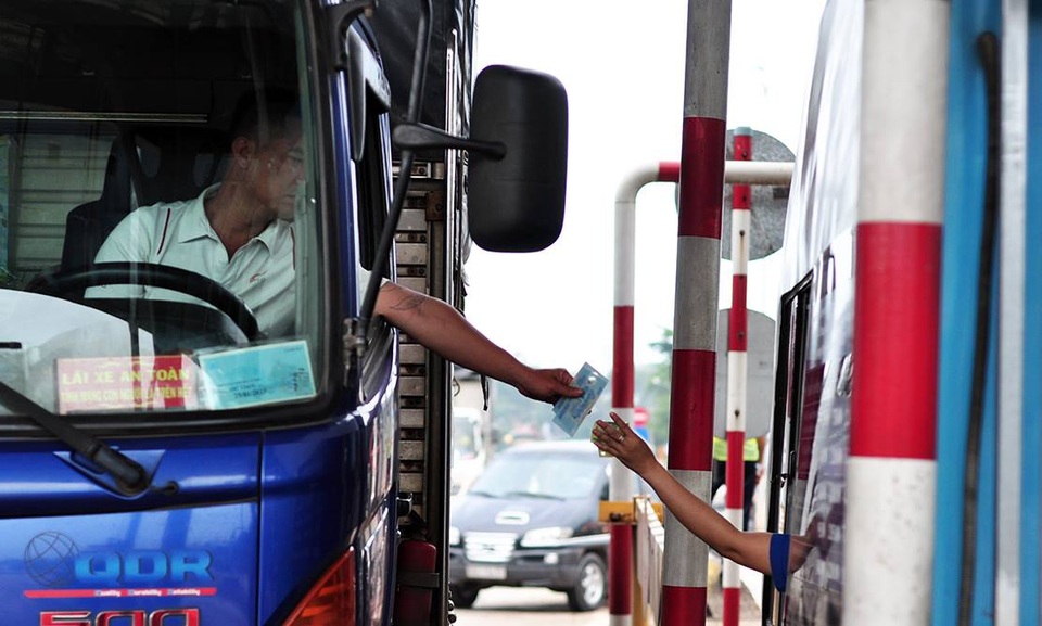 Gần 100 cảnh sát giữ an ninh trong ngày đầu trạm BOT Biên Hòa thu phí trở lại - 3 Trong buổi sáng đầu tiên thu phí trở lại, việc thu phí diễn ra bình thường không xuất hiện việc tài xế dùng tiền lẻ mua vé hay phản ứng khi qua trạm.