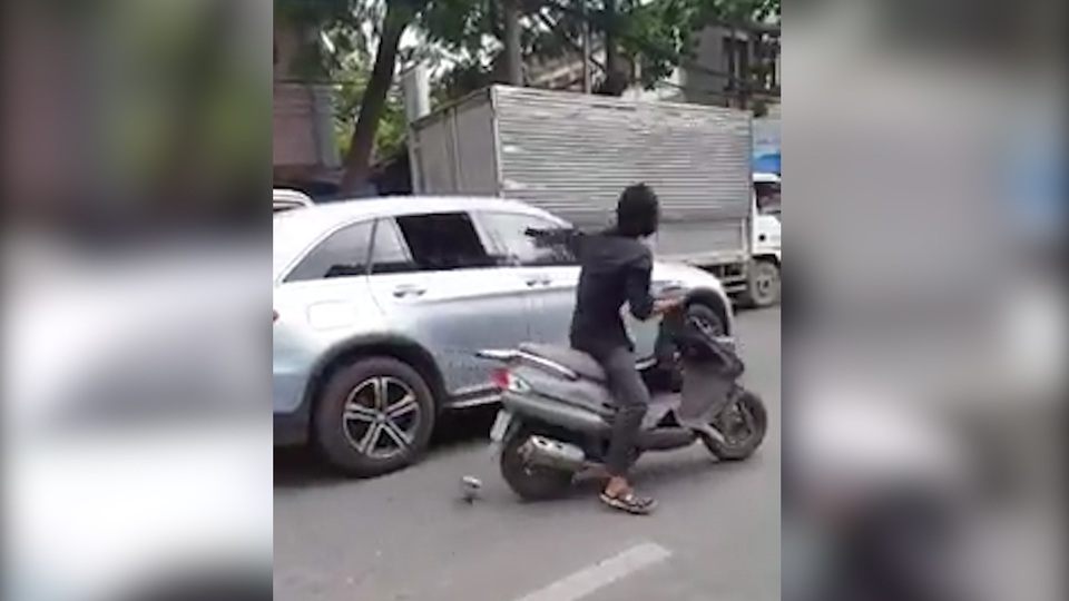 Nam thanh niên vung mã tấu chém bể kính hàng loạt ô tô trên phố - 3 Nam thanh niên cầm mã tấu có hành vi đe dọa cả người ngồi trong ô tô