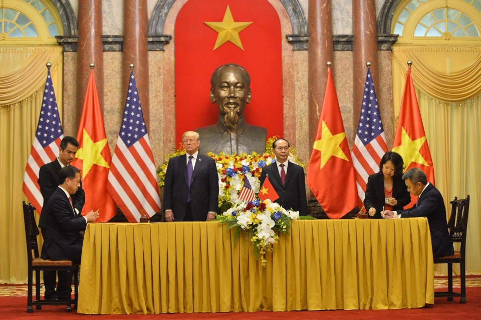 Hàng không quốc gia ký hợp đồng tỷ đô dịp Tổng thống Trump tới Hà Nội - 1
Lãnh đạo 2 nước chứng kiến lễ kỹ kết