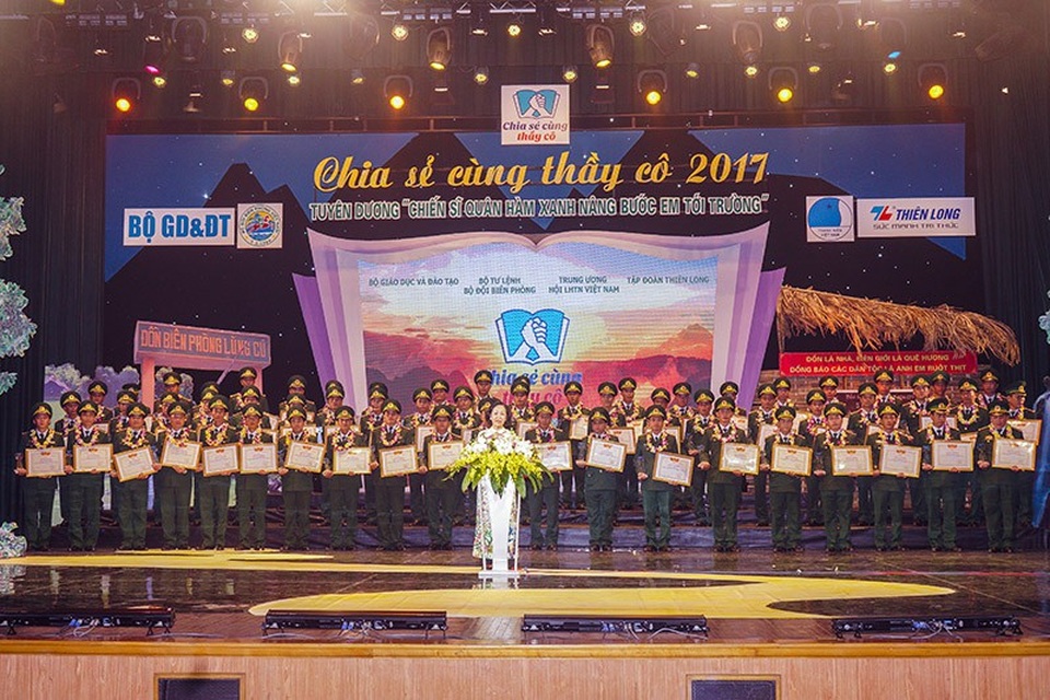 Vinh danh 60 thầy giáo là cán bộ, chiến sĩ bộ đội biên phòng - 1 Bà Trương Thị Mai, Ủy viên Bộ Chính trị, Bí thư Trung ương Đảng, Trưởng ban Dân vận Trung ương biểu dương và tôn vinh những nỗ lực cố gắng của các “giáo viên mang quân hàm xanh”