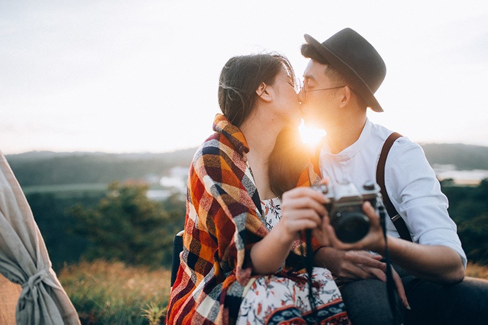 Với Hương Giang: “Anh không chỉ là người yêu mà còn là người bạn giúp mình vượt qua khó khăn những ngày đầu vừa mở cửa hàng. Ngày ấy áp lực kinh tế, áp lực từ cuộc sống khiến mình mệt mỏi nhưng mình thực sự rất may mắn khi có anh bên cạnh”.