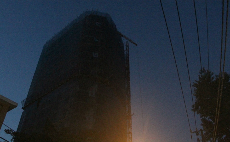 Đến 18h cùng ngày, tay cần cẩu vẫn chưa được khắc phục xong