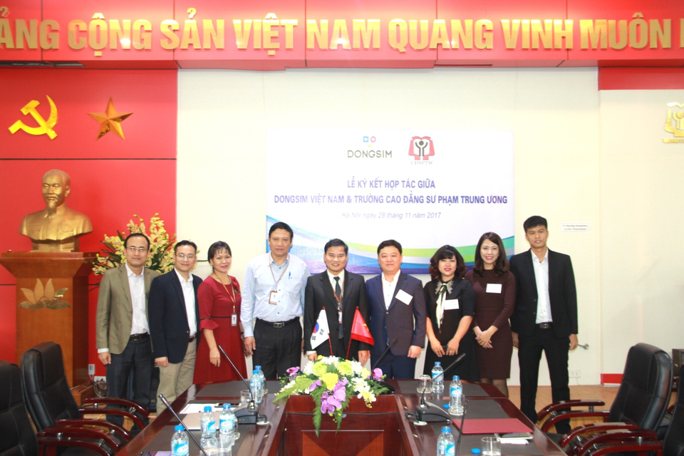 
Ban lãnh đạo hai đơn vị chụp hình lưu niệm
