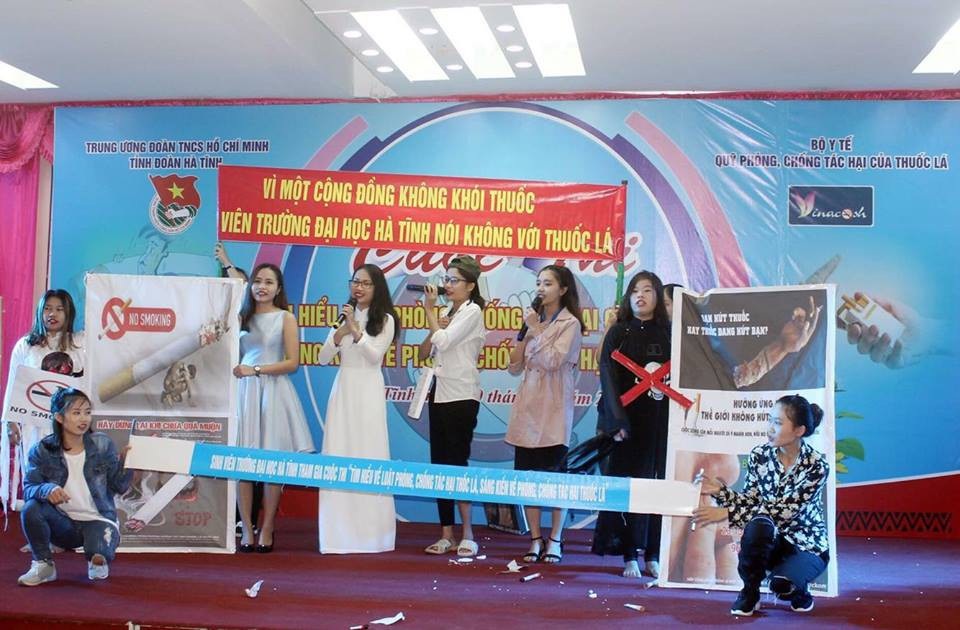 Đoàn viên thanh niên háo hức tìm hiểu phòng chống tác hại thuốc lá - 1 Các bạn sinh viên, ĐVTN thể hiện các phần thi của mình