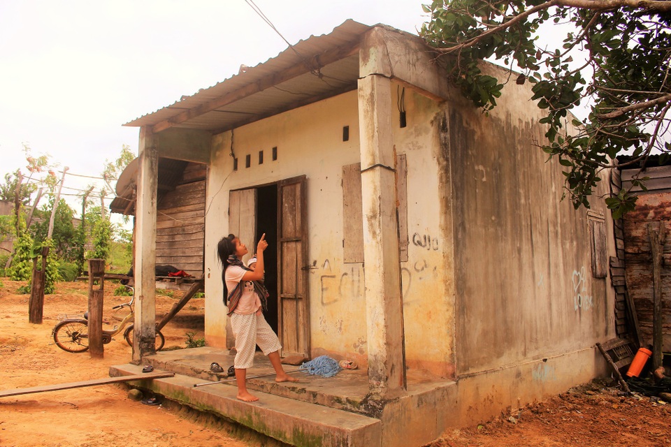 Gia Lai: Hàng chục hộ dân có sổ đỏ…mà không có đất! - 3
Trong khi đợi chính quyền đòi lại đất bị lấn chiếm thì nhà cửa của bà con cũng bị hư hại nghiệm trọng