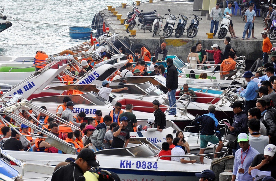Du khách tại bến tàu du lịch Cầu Đá (TP Nha Trang, Khánh Hòa), sáng 31/12