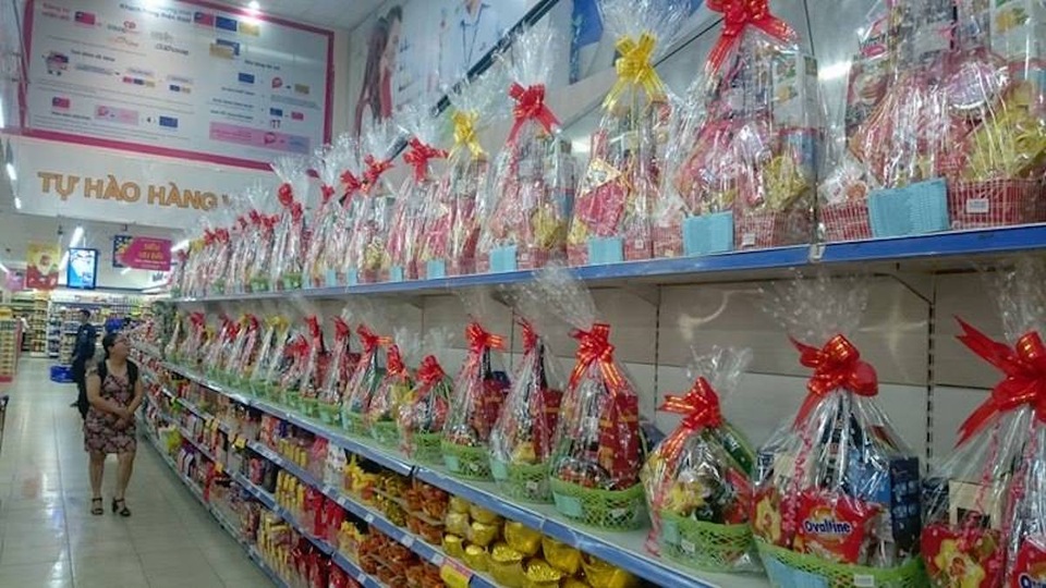 Quà biếu Tết: Mẫu mã phong phú, sức mua tăng nhẹ - 3 Các giỏ quà được Co.op Mart trang trí ngay ngắn, với hàng trăm sản phẩm khác nhau được đặt tại những điểm dễ quan sát nhất